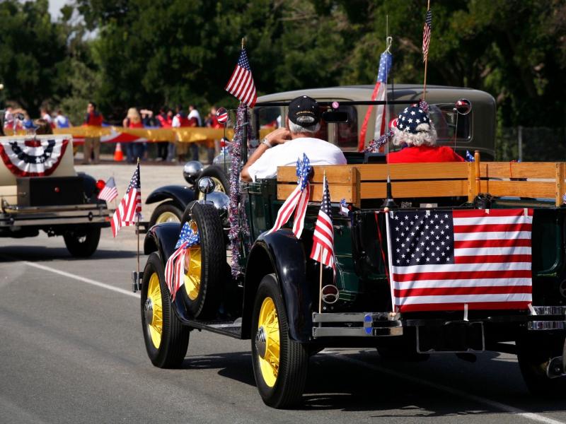 Et biloptog med amerikanske flag til fejringen af 4. juli