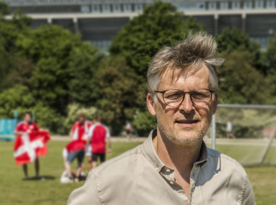Portræt af Morten Bruun på en fodboldbane