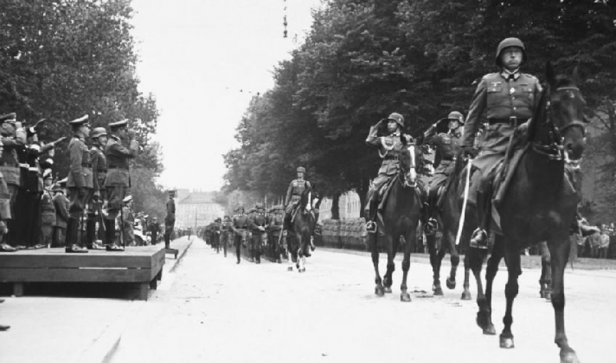 Tyske tropper i Danmark under besættelsen i 2. verdenskrig. Tropperevy i Fælledparken for general Lüdke.