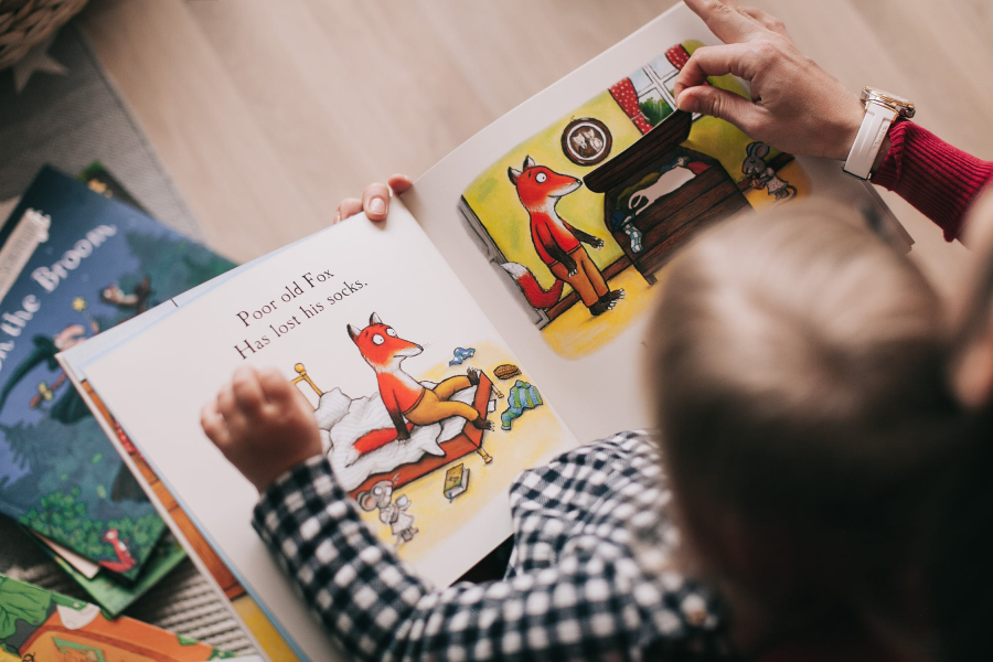 Barn der læser foto