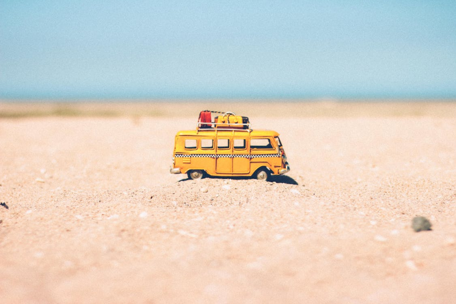 bus med kufferter på taget på en strand