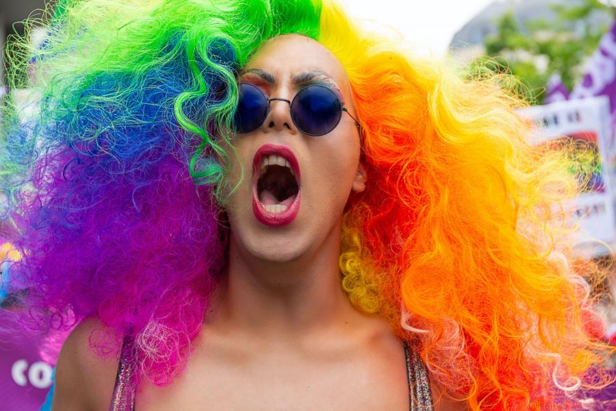 person med regnbuefarvet hår
